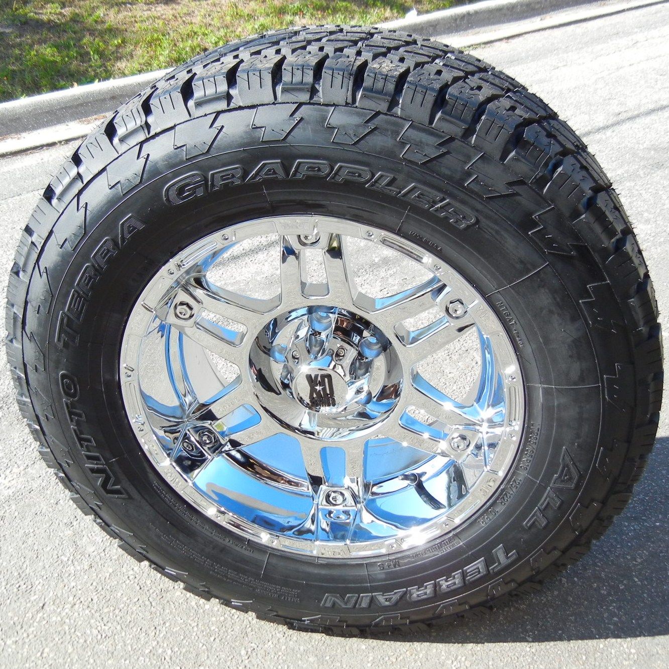 18 Chrome XD Spy Wheels 33 Nitto Terra Grappler Tires Dodge RAM 1500