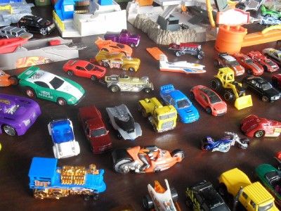 HUGE lot 160+ HOT WHEELS MATCHBOX CARS Storage Case Playsets Hauler