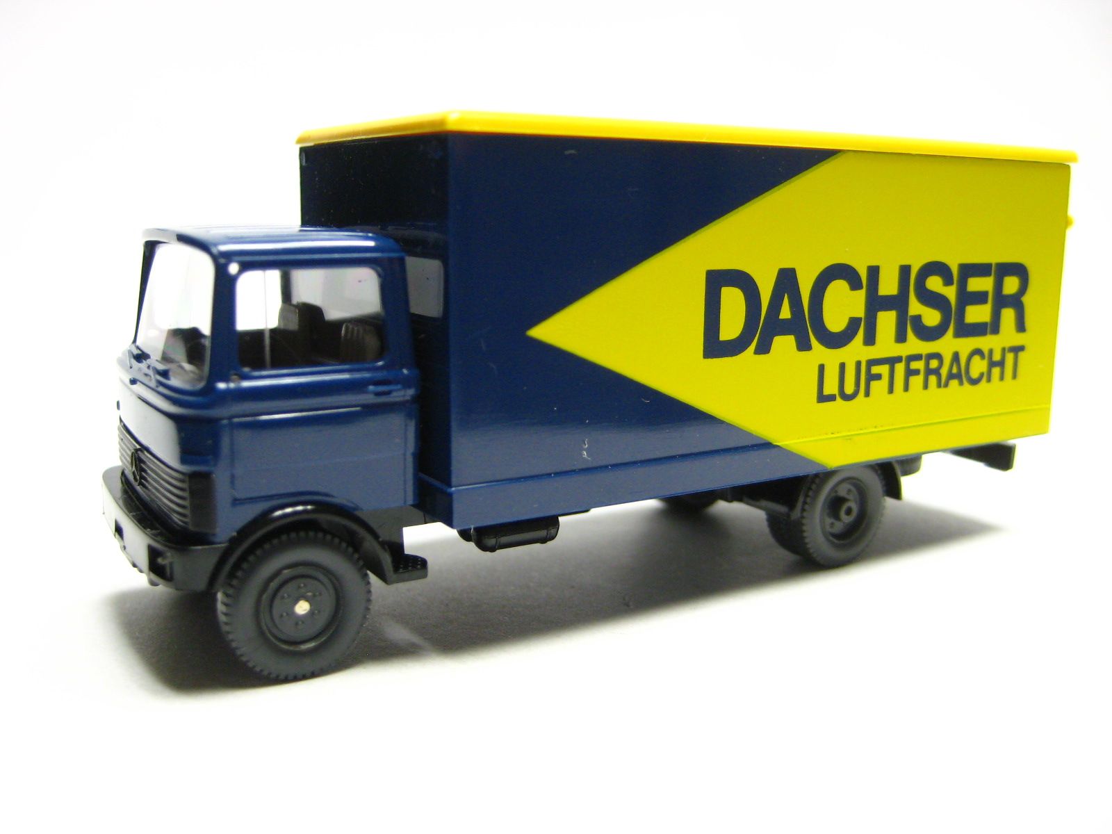 Wiking 434 10 Mercedes LP 809 Koffer Dachser Luftfracht