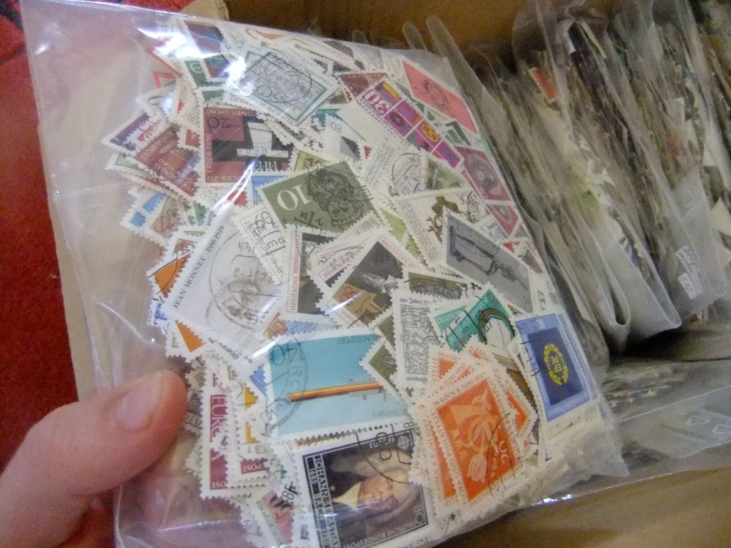 Briefmarken Wunderkiste viele hundert Marken aus Flohmarkt Nachlass