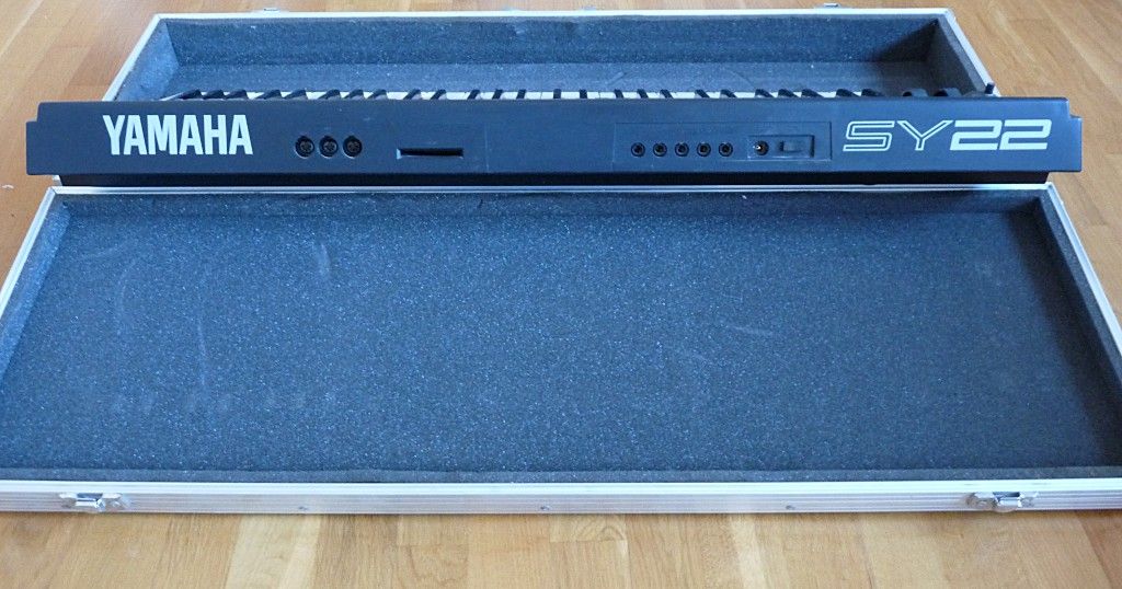 Yamaha SY22 Synthesizer (mit Flightcase und Soundkarte)